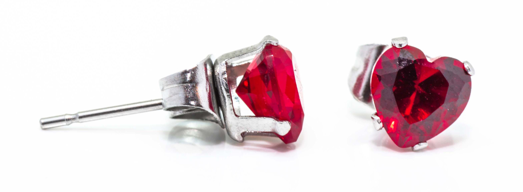 Hopeapuro sötnos röd örhängen