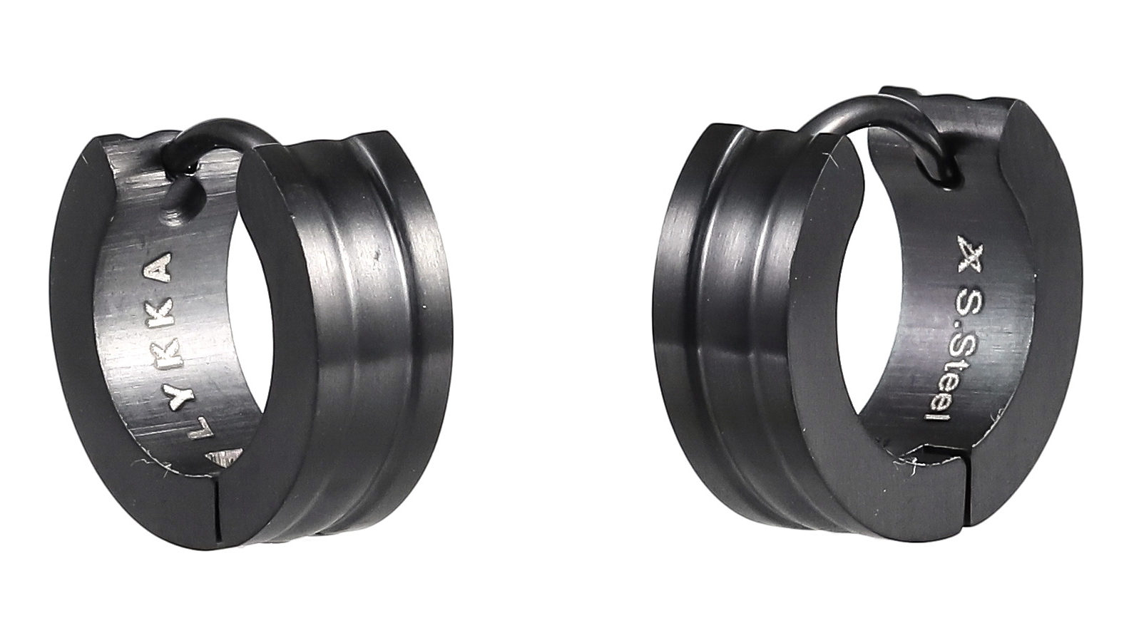 Lykka Strong mattsvarta huggie stålörhängen 