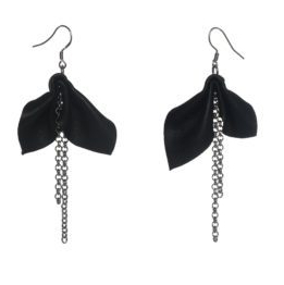 Hopeapuro Made by Anette Ahokas Moth svart, med kedja örhängen