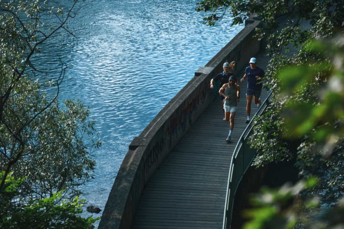 Människor som joggar i vackra sjölandskap