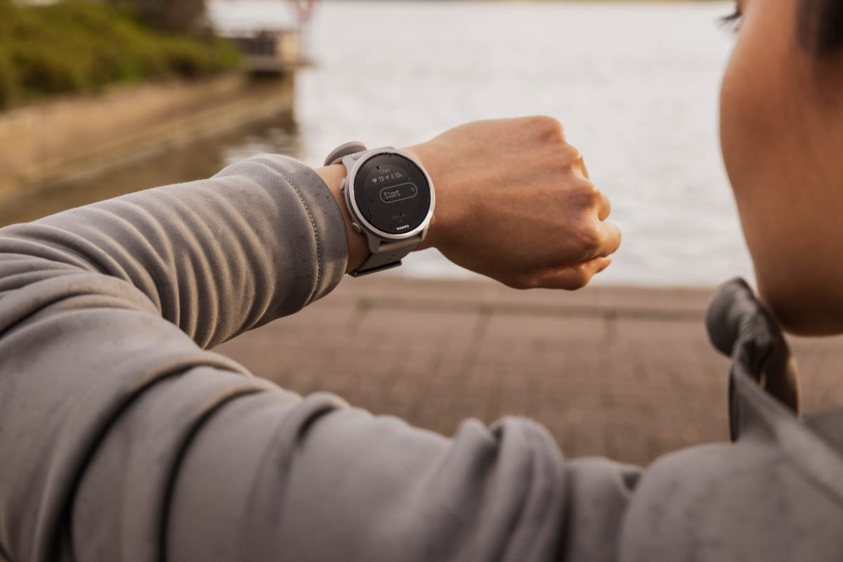 woman wearing suunto 5 peak