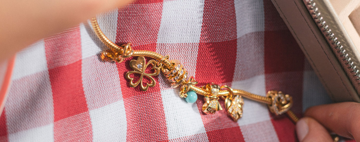 Köp tre berlocker från ett märke – Pandora, Lumoava eller Thomas Sabo – och få det billigaste gratis.